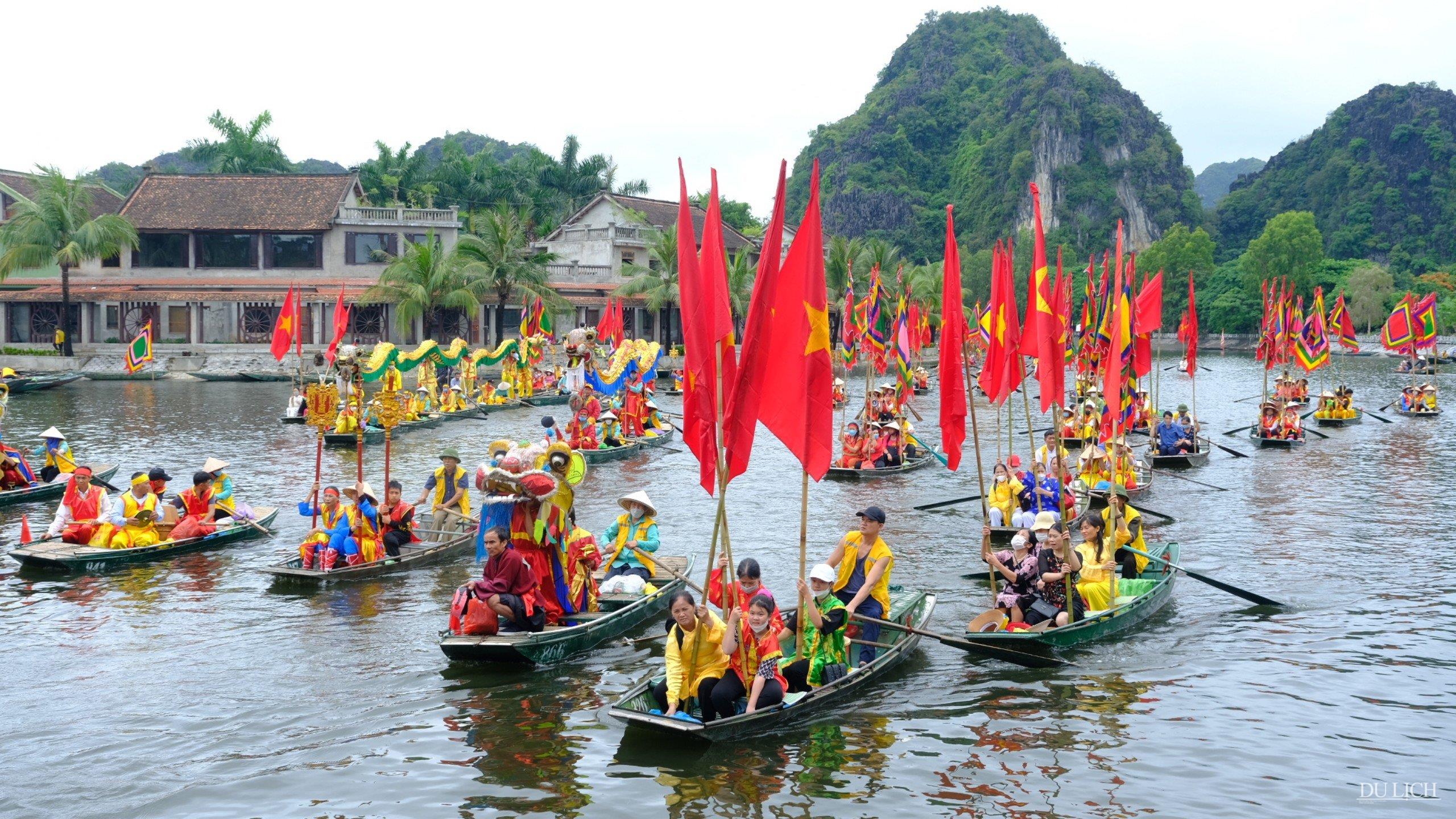 Đi thuyền trên sông Ngô Đồng ngắm vẻ đẹp Tam Cốc